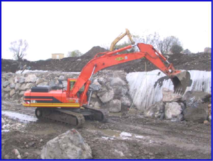 Travaux d'enrochements en rivière 